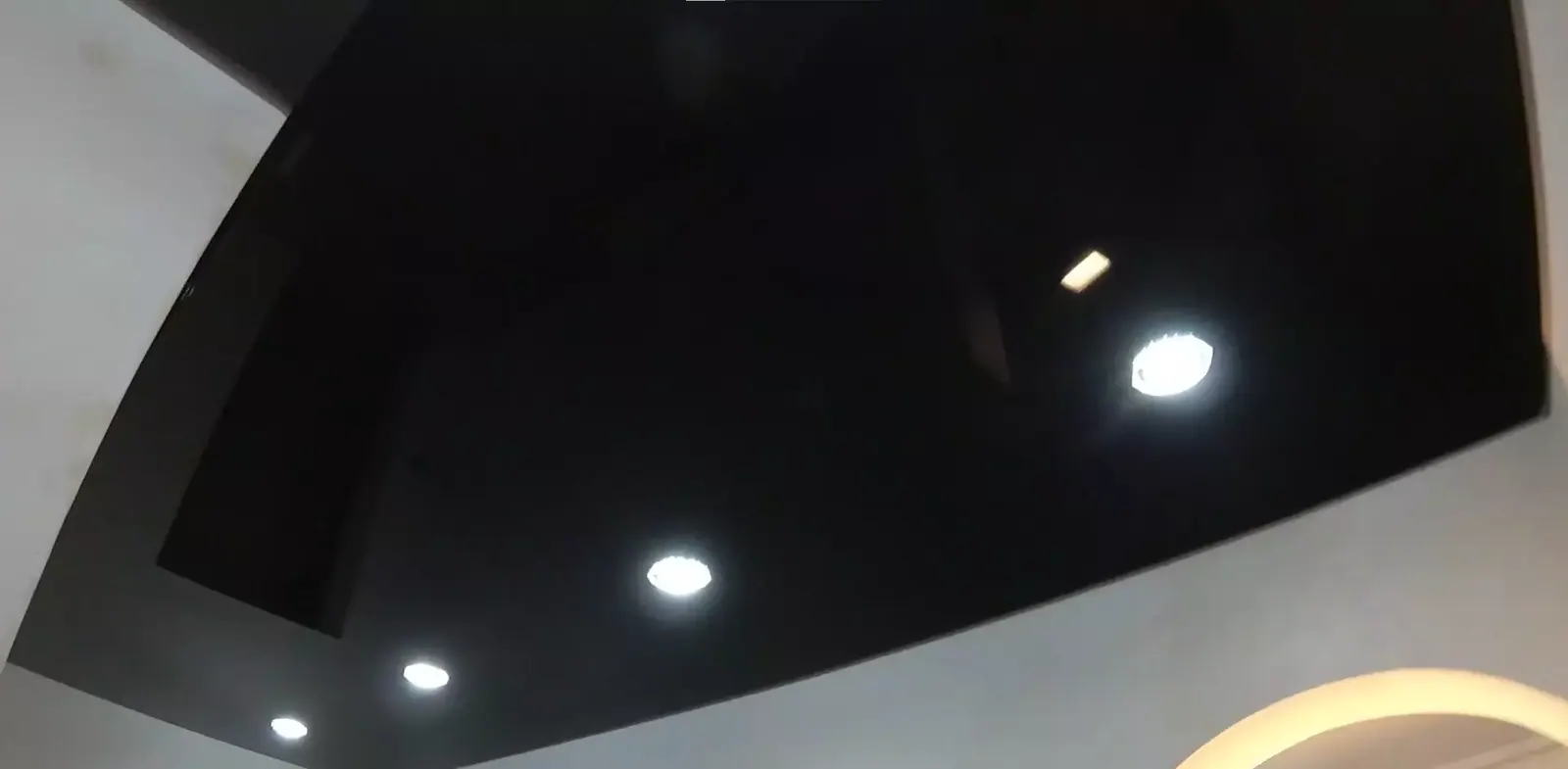 Черный натяжной потолок с подсветкой — Геленджик, Крымская, 3 к3, фото 3